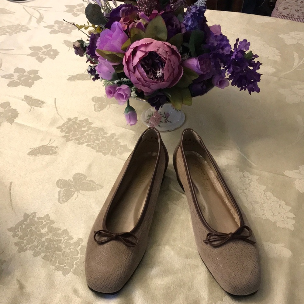 California Magdesian Brown/Tan Bow Front Flat NWOT 8M